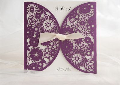 1_partecipazione Laser Viola con disegno a fiori - interno e fiocco bianco